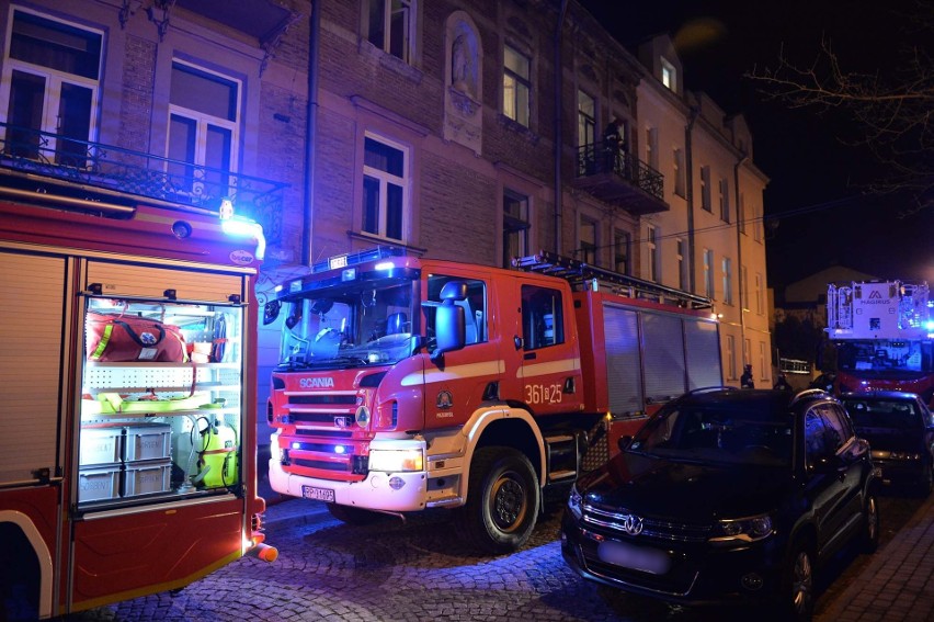 Pożar sadzy w kominie kamienicy na ul. Sienkiewicza w Przemyślu. W akcji trzy zastępy strażaków [ZDJĘCIA]