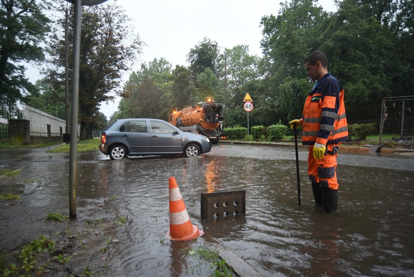 Oberwanie chmury w Zabrzu. Po burzy ulice to rwące rzeki....