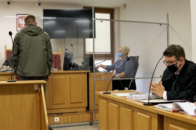 4 stycznia sąd ponownie nie zgodził się na tymczasowy areszt dla oskarżonego Jędrzeja O. 10 stycznia natomiast odroczony został jego proces w sprawie wypadku w Ryżynie w 2019 roku, bo mężczyzna ma przebywać na leczeniu psychiatrycznym (zdjęcie z 23 września 2021 roku).