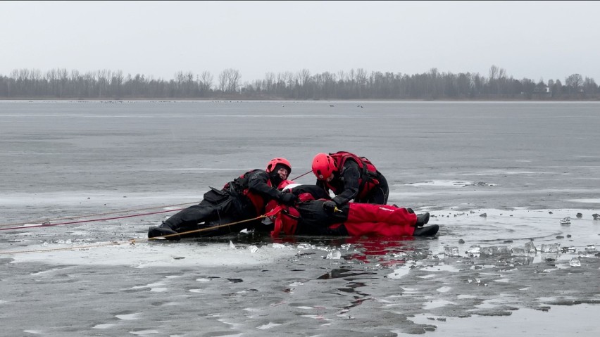Ratownicy WOPR z Dąbrowy Górniczej szkolili służby ratunkowe na lodzie. WIDEO