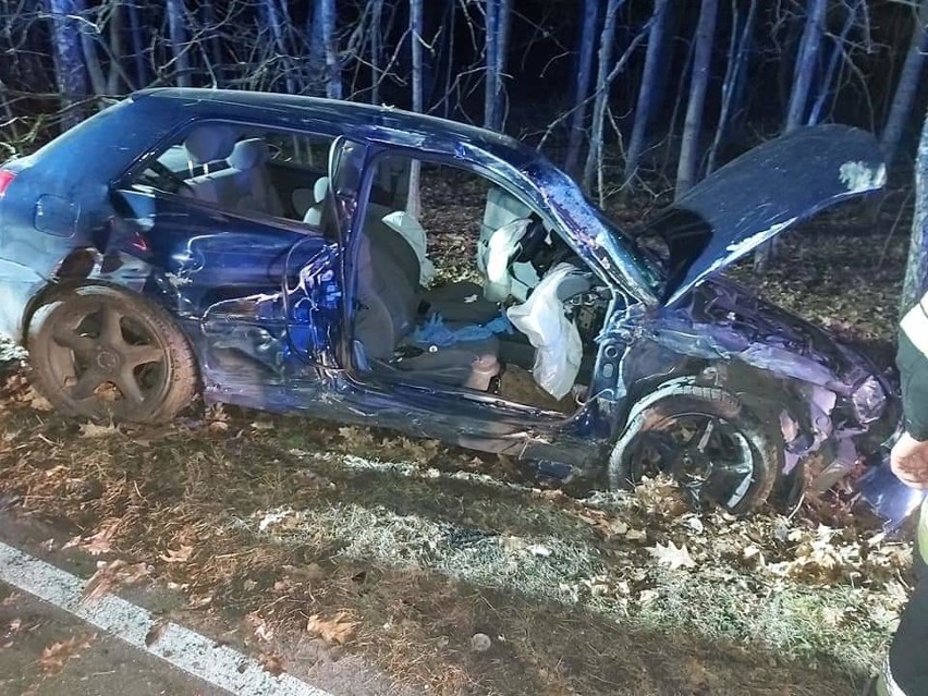 Wypadek w Krępkowicach, pow. lęborski 17.02.2020. Samochód osobowy uderzył w drzewo, jedna osoba poszkodowana 