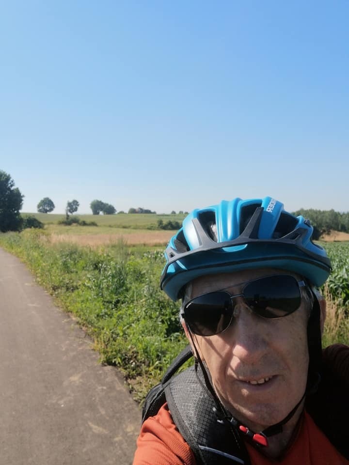 Po zakończeniu kwarantanny burmistrz Kazimierzy Wielkiej ruszył na rowerową wyprawę. Piękne widoki i… śpiew skowronka [WIDEO, ZDJĘCIA]