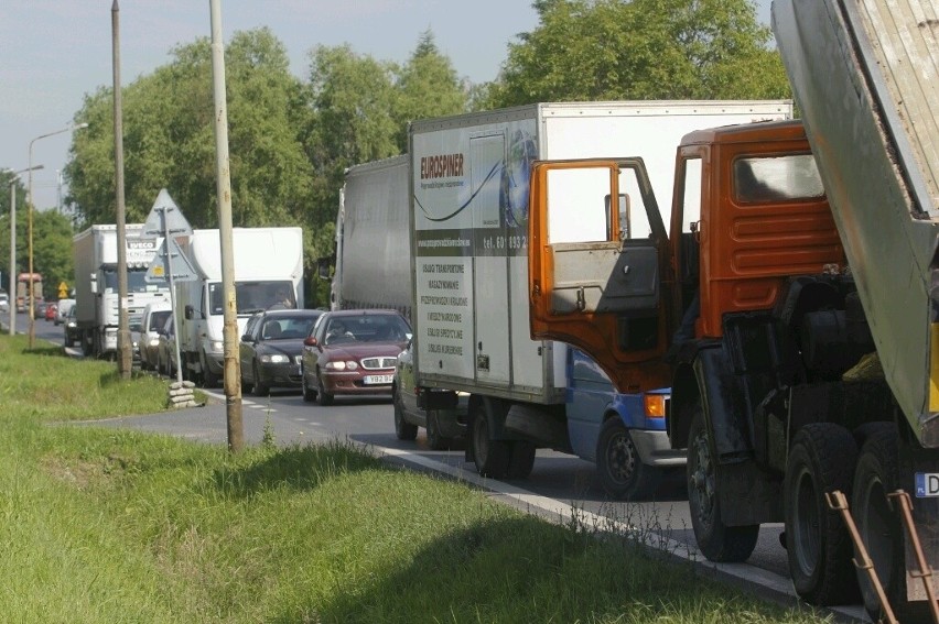 Wrocław: Łatają dziury na ul. Kowalskiej. Kierowcy muszą liczyć się z korkami (ZDJĘCIA)