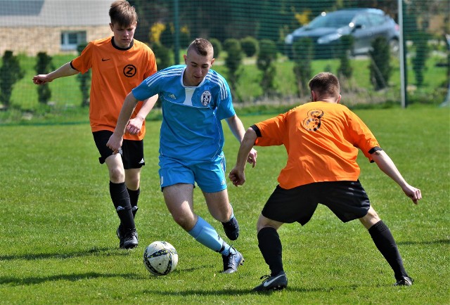 Złotniczanka (na pomarańczowo-czarno) przegrała u siebie z Tempem Cmolas 0:1.