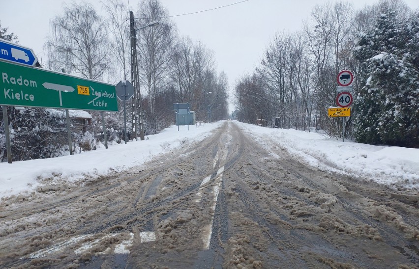 Zima nie odpuszcza. Trudne warunki na ulicach oraz drogach w powiecie ostrowieckim. Ostrowiec Świętokrzyski jest zasypany, zobacz zdjęcia