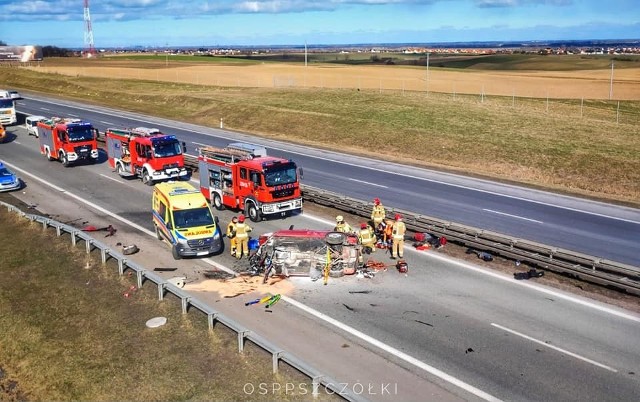 Dachował samochód. Dwie osoby są ranne