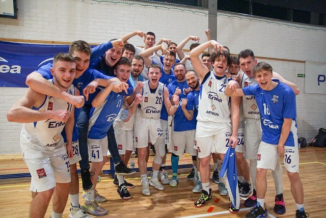 Tak koszykarze Enei Basket Poznań cieszyli się z wygranej nad lokalnym rywalem z pierwszej stolicy Polski