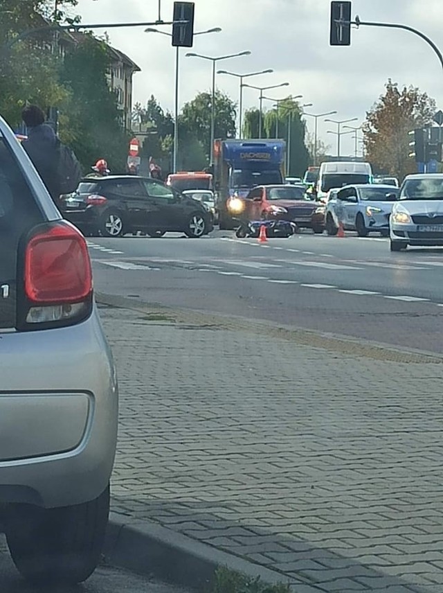 Przy ul. Marcelińskiej doszło do zderzenia samochodu osobowego i motocykla