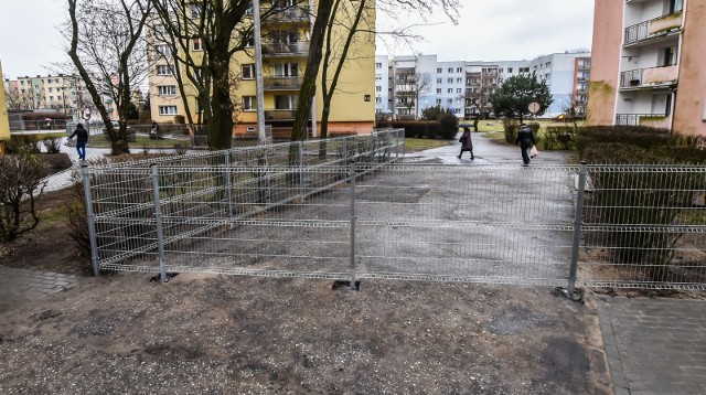 Polskie absurdy osiedlowe w najlepszym wydaniu – tak zablokowano przejście mieszkańcom pewnego osiedla w Bydgoszczy.