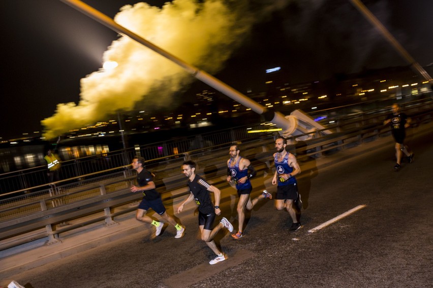 W nocy odbył się Adidas Runners x Warsaw Night Mile. W Warszawie biegano przez Most Świętokrzyski [ZDJĘCIA]