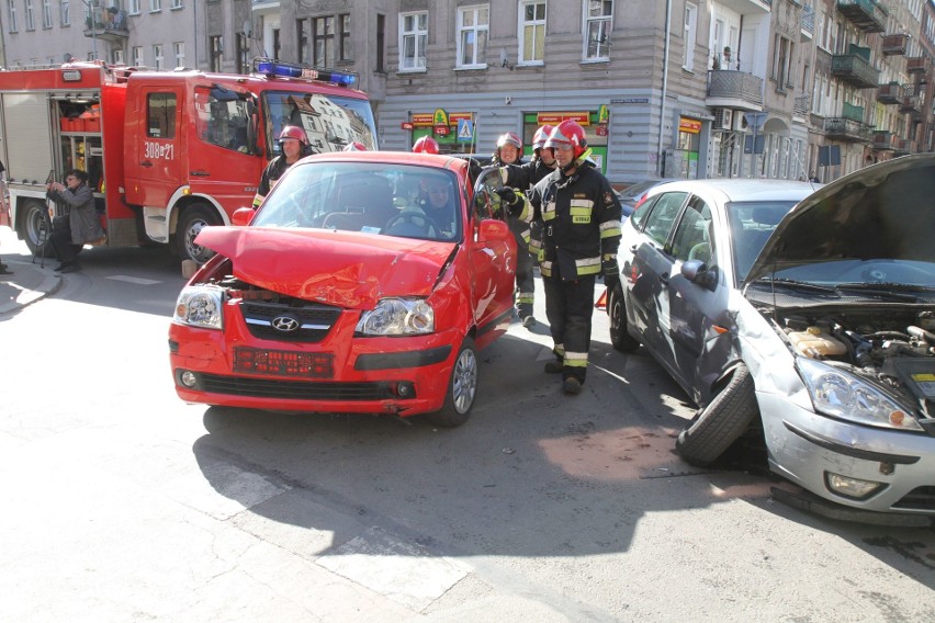 Wypadek trzech aut na Wyszyńskiego