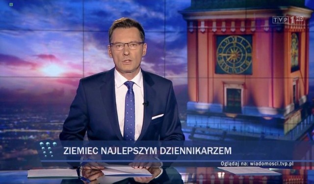 Krzysztof Ziemiec to dziennikarz TVP. W ciągu ostatnich lat dał się pokazać jako twarz rządowej propagandy. Tzw. paski grozy były i sa nadal obiektem kpin i żartów