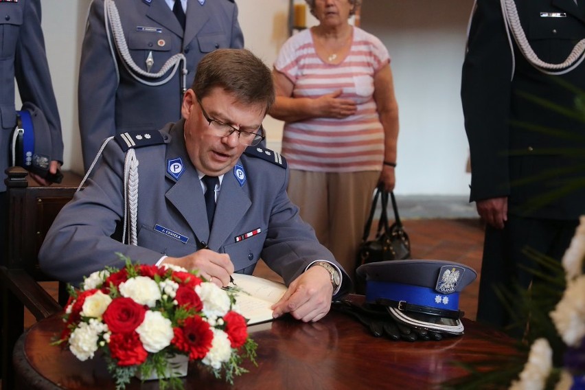 Rodzina, przyjaciele, władze kraju  i władze regionu pożegnały wojewodę Piotra Janię