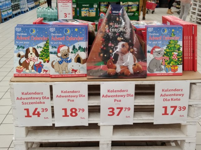Kalendarze adwentowe dla psów i kotów oraz świąteczne przysmaki dla zwierząt w katowickim supermarkecie.