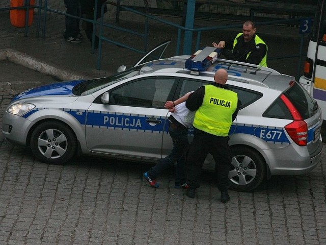 Dziś przed 15.00 policjanci zatrzymali dwóch pijanych nieletnich, którzy bili się na przystanku autobusowym w Międzyrzeczu.