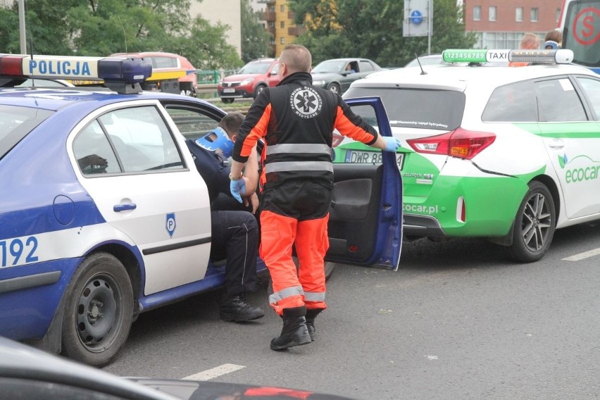 Wypadek na mostach Mieszczańskich. Zderzyły się 4 auta - w tym radiowóz