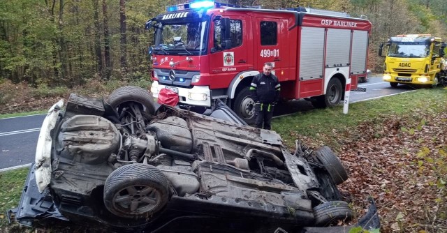 Do wypadku doszło w sobotę, 2 listopada, koło Łubianki pod Gorzowem. Kierujący bmw wypadł z drogi i na poboczu dachował.Kierujący bmw jechał z Barlinka w kierunku Gorzowa. Na trasie koło Łubianki bmw wypadło z drogi i dachowało na poboczu. Na miejsce wypadku przyjechały wozy straży pożarnej, karetki pogotowia oraz policja. Młody kierujący i kobieta zostali zabrani do karetek. WIDEO:Podczas podróży na groby zginęło dziewięć osób, a 185 zostało rannychźródło: TVN24/x-news