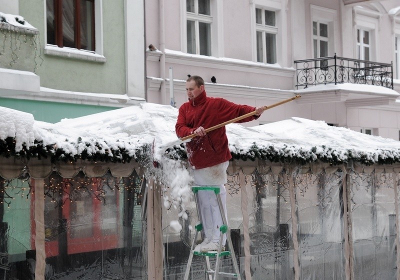 Po silnych mrozach znowu śnieg - zobacz Toruń