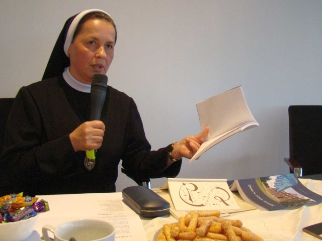 Siostra Dawida podczas prezentacji tomiku swoich wierszy.