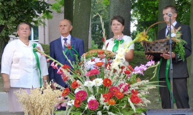 Starostowie dożynek w Czarnocinie, Aneta Cebula i Grzegorz Bawół, przekazali bochen chleba na ręce wójt Marii Kasperek i przewodniczącego Rady Gminy Kazimierza Warszawy.