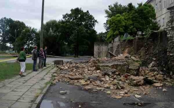 Mur runął w lipcu 2010 roku.