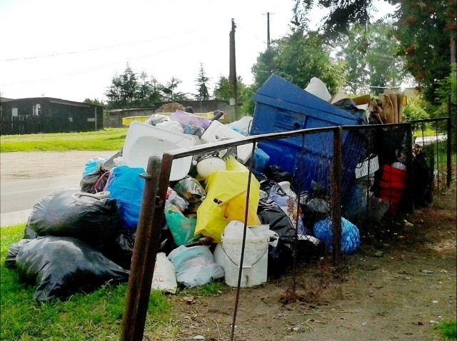 Wczoraj góra śmieci, która w ciągu kilku dni wyrosła w centrum wsi, znikła.