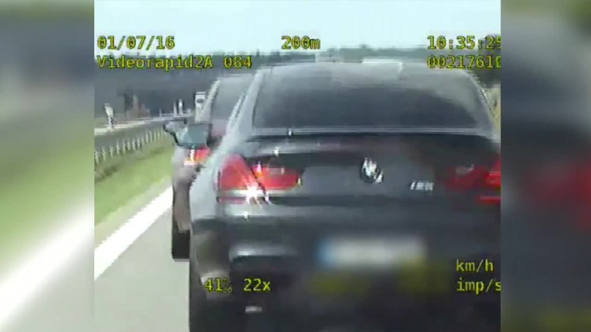 43-latek pędził BMW ponad 250 km/h! Niebezpieczna jazda została zarejestrowana [FILM]
