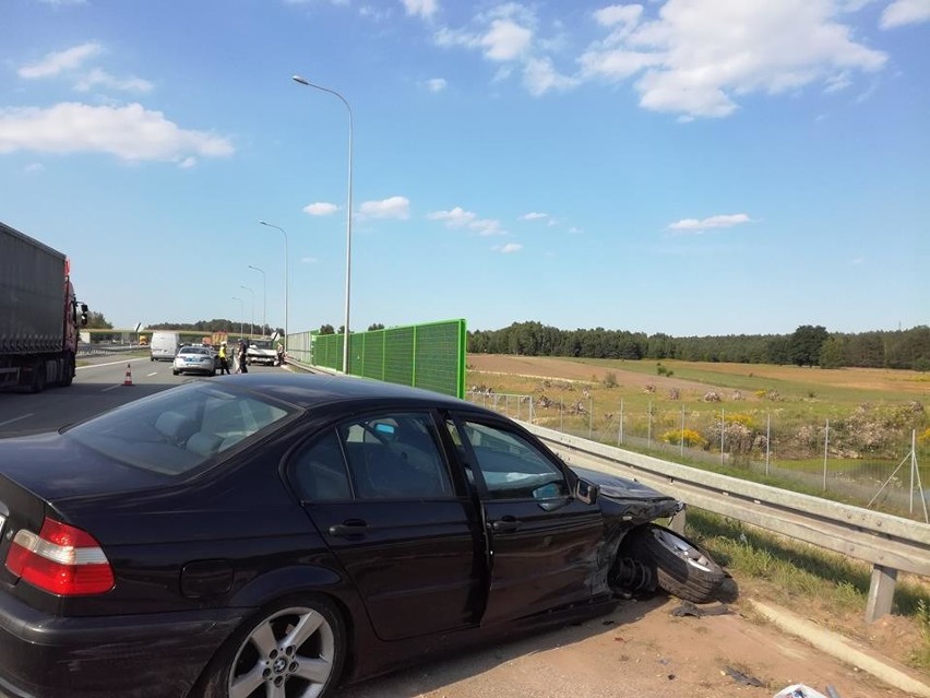 Wypadek w Łodzi na autostradzie A1. W zderzeniu tira i BMW...