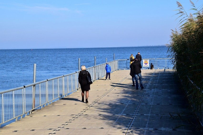 Jesień nad Zalewem Szczecińskim. W weekend spacerowiczów w Trzebieży nie brakowało. Zobacz ZDJĘCIA 