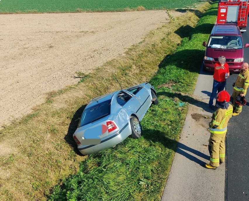 Wypadek w Dąbrowie. Pijany kierowca stracił panowanie nad autem. Do zdarzenia doszło 22.09.2023