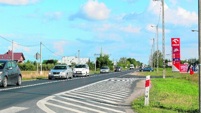 O  budowę chodnika przy drodze krajowej, łączącego gminę Gorzyce z Zaleszanami, wnioskowali mieszkańcy i samorządowcy.