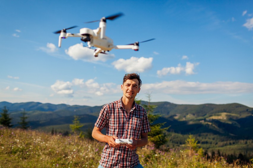 Dron z kamerą bez licencji. Czy każdy może latać dronem?