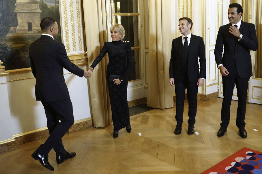 Kylian Mbappe wita się z pierwszą damą Republiki Francuskiej...