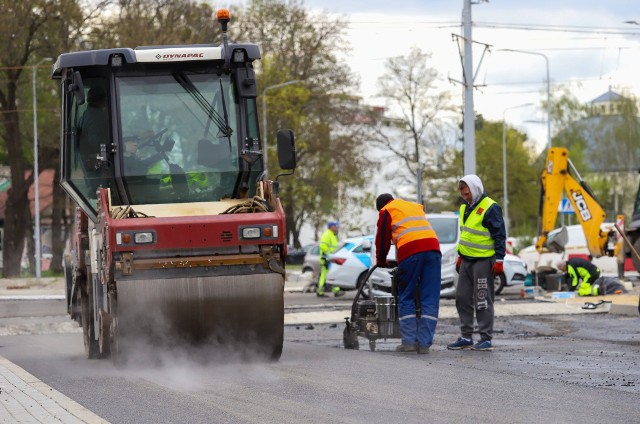 Na rondzie na skrzyżowaniu ulic Grudziądzkiej, Warneńczyka i Bażyńskich układane są ostatnie warstwy asfaltu. Przejazd nim będzie w pełni możliwy od niedzieli 30 kwietnia