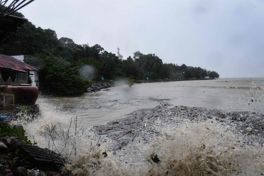 W Tajlandię uderzyła niespotykana o tej porze roku burza tropikalna. Ostrzeżenie dla Polaków