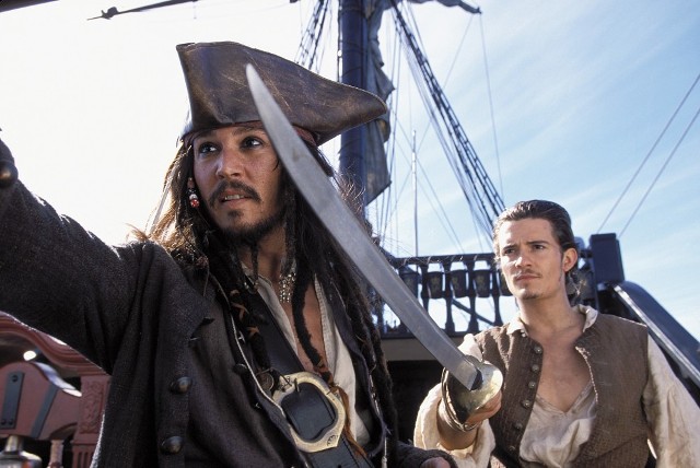 "Piraci z Karaibów: Klątwa Czarnej Perły"Do Port Royal przybywa pirat Jack Sparrow, kapitan statku "Czarna Perła". Jego marzeniem jest odzyskać żaglowiec, który podstępnie odebrał mu inny pirat, kapitan Barbossa. W Port Royal nie lubi się piratów, toteż Jack zostaje aresztowany i osadzony w więzieniu. I wtedy do portu wpływa "Czarna Perła". Dalej wydarzenia toczą się w błyskawicznym tempie. Elizabeth zostaje porwana na piracki statek, na pomoc ruszają jej Will ze Sparrowem. W "Piratach z Karaibów" jest wszystko, co w obrazie o morskich rozbójnikach być powinno: statek widmo, pojedynki na broń białą i bitwy morskie, przeklęty skarb na Isla de Muerte, także bezludna wyspa, piękna dziewczyna i dwóch konkurentów do jej ręki, wyraziste, wręcz fascynujące postacie bohaterów i mnóstwo, mnóstwo tajemnic... czytaj więcejEmisja: TVP2, godz. 20:40
