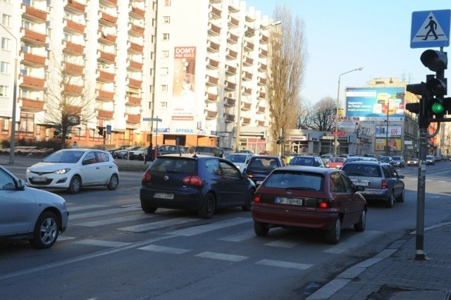 Skrzyżowanie ul. Ozimskiej z Katowicką. Jeden samochód skręcający z głównej w lewo potrafi zablokować główną arterię miasta.