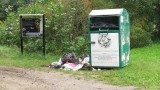 Czytelnik alarmuje: Przy edukacyjnej ścieżce przyrodniczej walają się góry śmieci