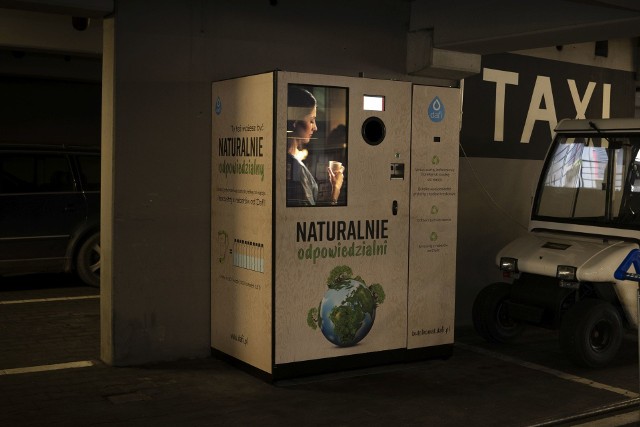 Pierwszy butelkomat w Kielcach. Urządzenie do recyklingu jednorazowych butelek oraz puszek jest dostępne na parkingu w Galerii Echo na poziomie -1.