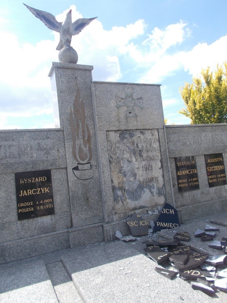 Zdewastowany Pomnik Powstańców Śląskich w Łaziskach Górnych