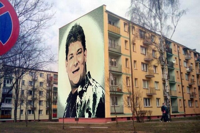 Zenon Martyniuk z zespołu Akcent - mural w Białymstoku. Taki pomysł projektu przygotował Nienormalny Białystok