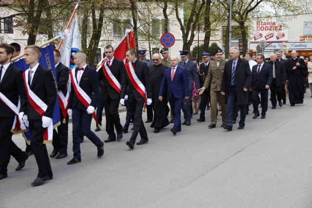 Przemarsz od kościoła do liceum ulicami Niska, z udziałem władz miasta, uczniów szkół i mieszkańców.