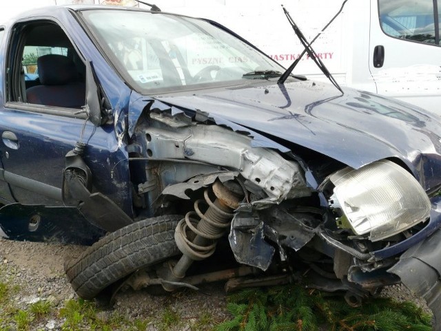 Renault staranowało ogrodzenia dwóch posesji. Prawdopodobnie nadaje się jedynie na złom