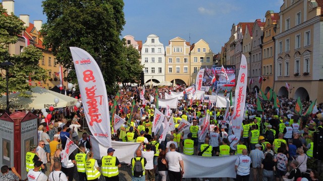 Nie milkną echa po czwartkowej akcji związkowców Turowa, którzy przyszli na spotkanie z Donaldem Tuskiem. Kilkuset członków Solidarności pojawiło się na jeleniogórskim rynku i głośno protestowało w obronie swoich miejsc pracy i demonstrowało niezadowolenie wobec Platformy Obywatelskiej, której przedstawiciele byli sceptyczni wobec funkcjonowania kopalni i jej aktywności. To nie spodobało się organizatorom politycznego wiecu. Deprecjonując ich akcję, zarzucili związkowcom celowe znieważenie Hymnu Państwowego.