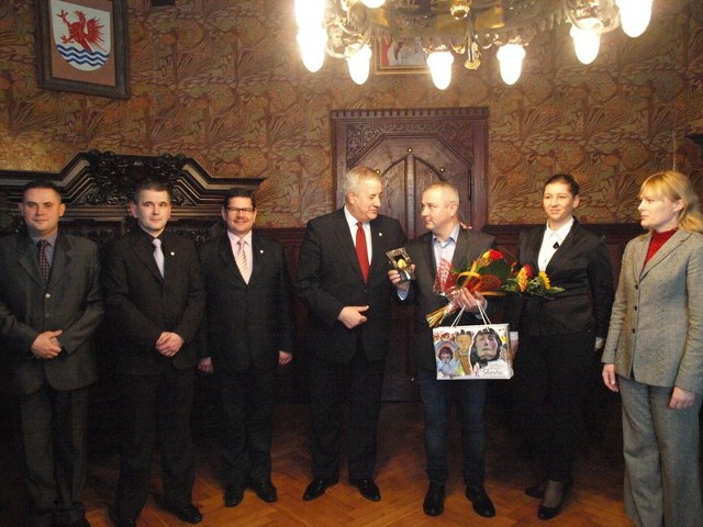 Prezydent Maciej Kobyliński wręczył Bursztynowego Niedźwiadka Szczęścia Szymonowi Ostapiukowi.