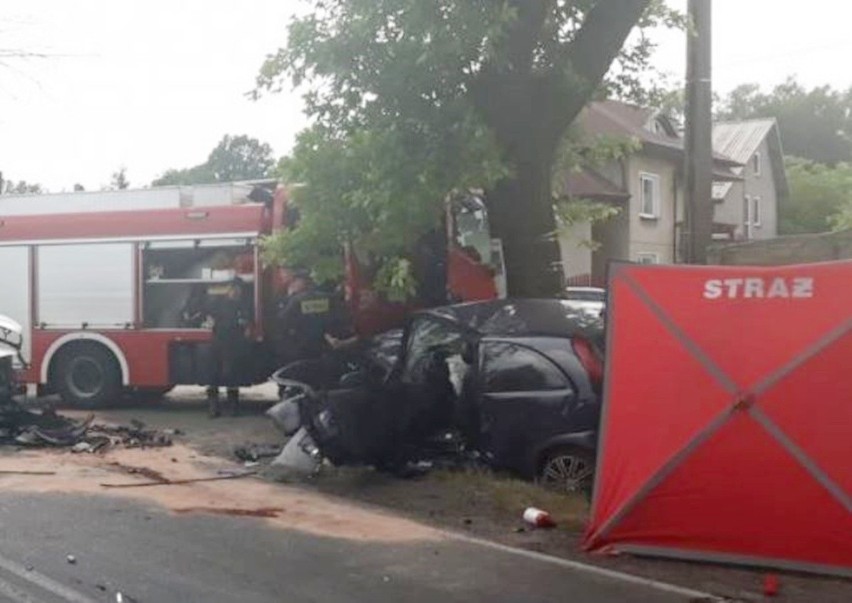 Kierowca opla zginął na miejscu, a pasażer opla w stanie...