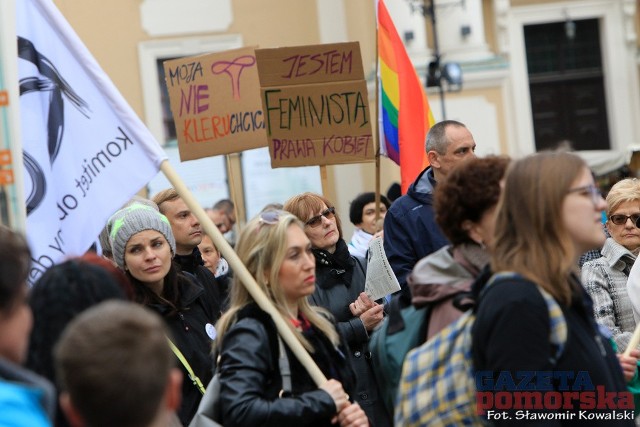 Kolejna manifestacja  Komitetu Obrony Demokracji odbyła się dziś pod pomnikiem Kopernika, na Rynku Staromiejskim  w Toruniu.  Sympatycy KOD-u domagali się  uszanowania tzw. "kompromisu aborcyjnego" z 1993 r. To reakcja na próby zaostrzenia ustawy przez ruchy pro-life. Na manifestacji pojawiło się kilkadziesiąt osób.- "Nie jesteśmy przedmiotami, precz z waszymi ustawami" - manifestowali zgromadzeni.wideo: FRT