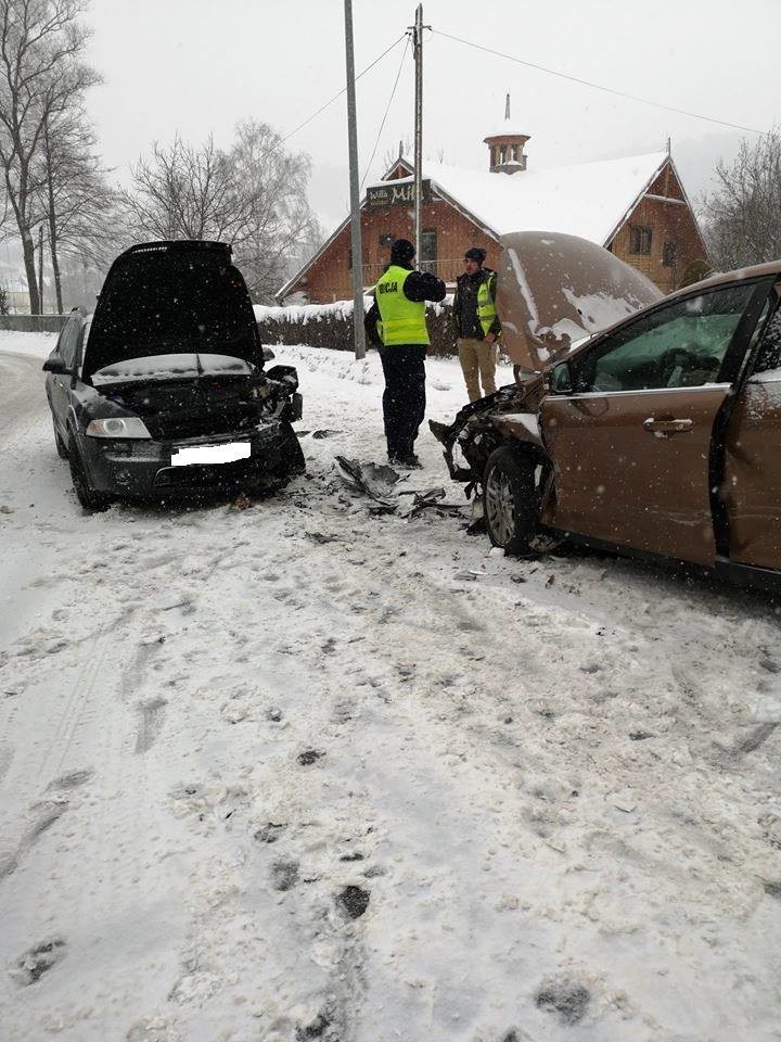 Piwniczna-Zdrój. Zderzenie trzech aut. Na miejscu pogotowie ratunkowe