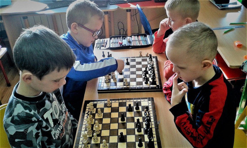 Pierwszaki ze szkoły w Wiązownicy Dużej grają w szachy (ZDJĘCIA)