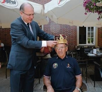 Konsul Pascal Vagogne wkłada koronę na głowę Franciszka Surmińskiego Fot. Michał Klag